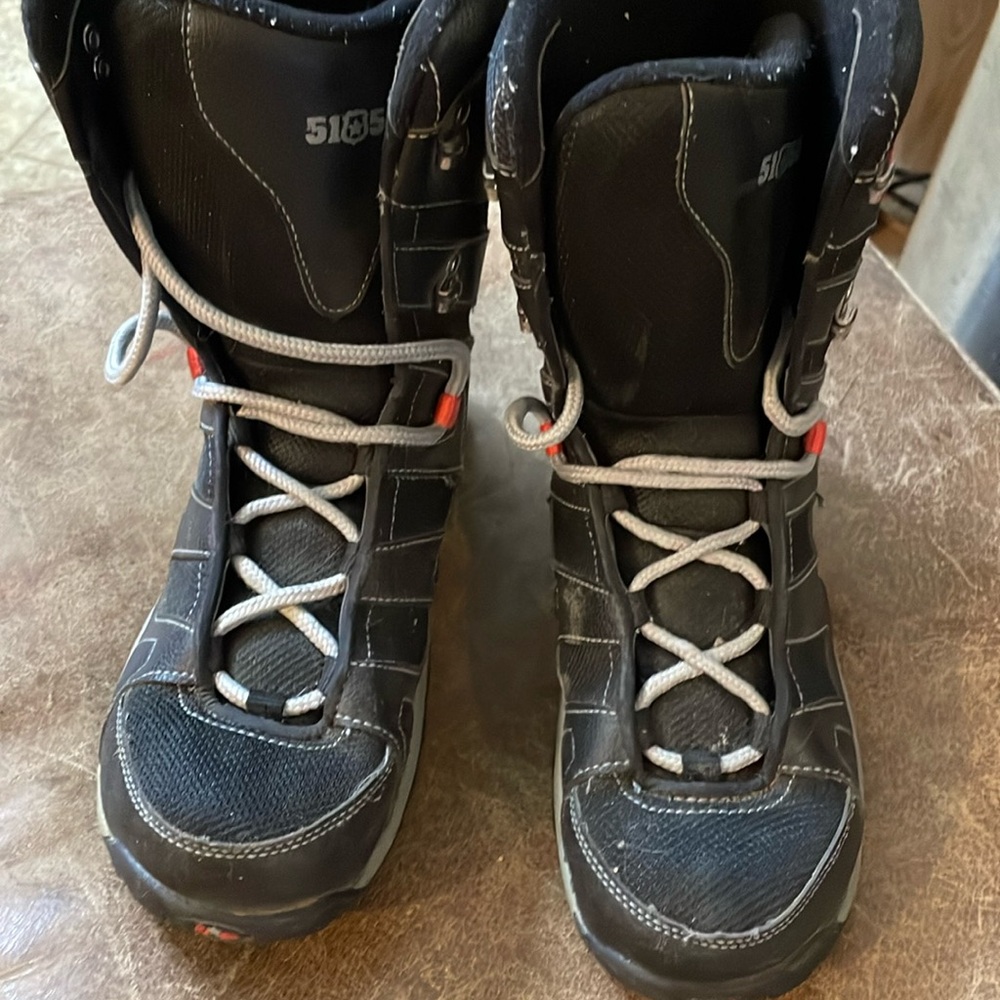 51 50 Kids Black Snowboarding Boots. Good Condition. Kids Size 7.